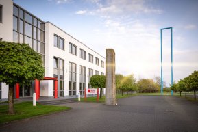 Über Uns WEPA Gebäude mit WEPA Schild