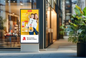 POS Material Plakat mit Mutter und Kind Huckepack und dem mosquito Läuse Shampoo