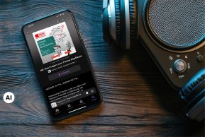Ein Handy mit einer Podcastfolge zum Thema Kopfläuse ist zu sehen. Neben dem Handy liegen Kopfhörer am Tisch