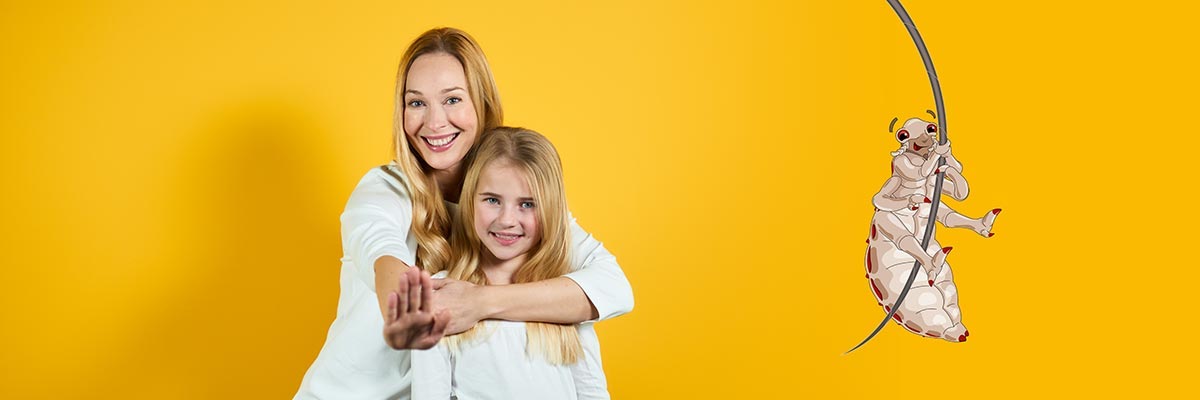 Eine Mutter und Ihre Tochter stehen umarmend vor einem gelben Hintergrund. Neben den beiden schwingt eine Laus an einem Haar.