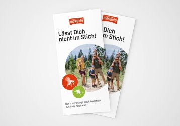 mosquito Ratgeber mit einer Familie mit Wanderstöcken im Wald