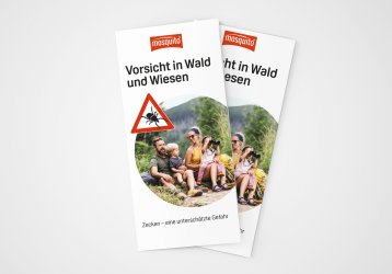 Ratgeber Zecke mit einer Familie sitzend im Wald